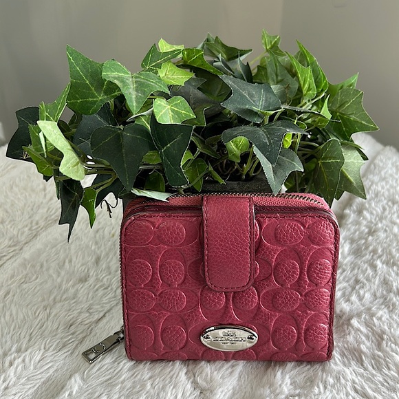 COACH Compact Salmon Wallet Pebbled Embossed Leather Signature F52861 Bi Fold - Picture 1 of 16